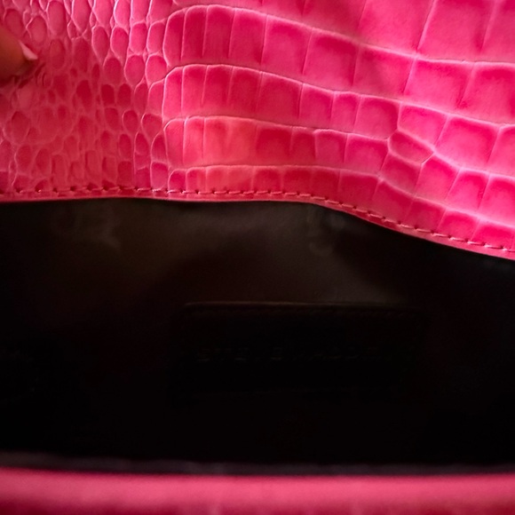 Steve Madden dignify faux Croc Emboss Crossbody w/Faux Fur Bag Charm/Keychain - Picture 4 of 8